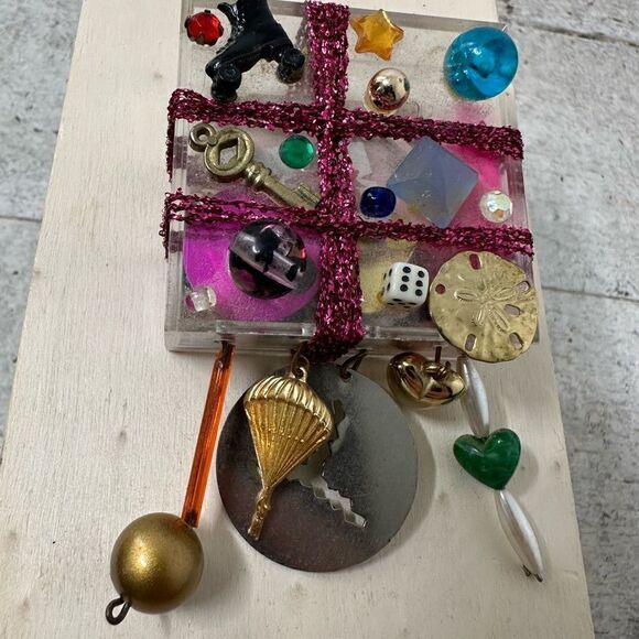 Vintage Funky Signed 1986 Acrylic Brooch - Picture 9 of 9